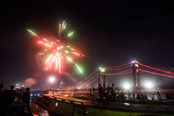 Warga Kota Palembang memadati sekitar Jembatan Ampera untuk menyambut pergantian tahun, Palembang, Sabtu (31/12/2022).