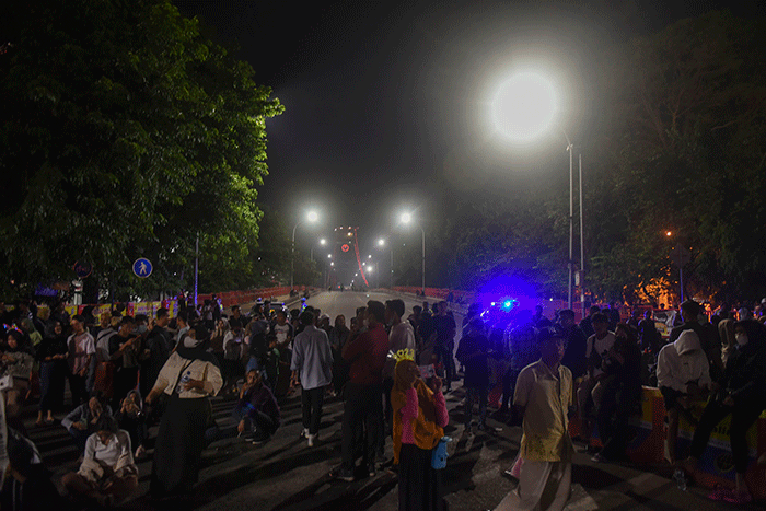 Warga Kota Palembang memadati sekitar Jembatan Ampera untuk menyambut pergantian tahun, Palembang, Sabtu (31/12/2022).