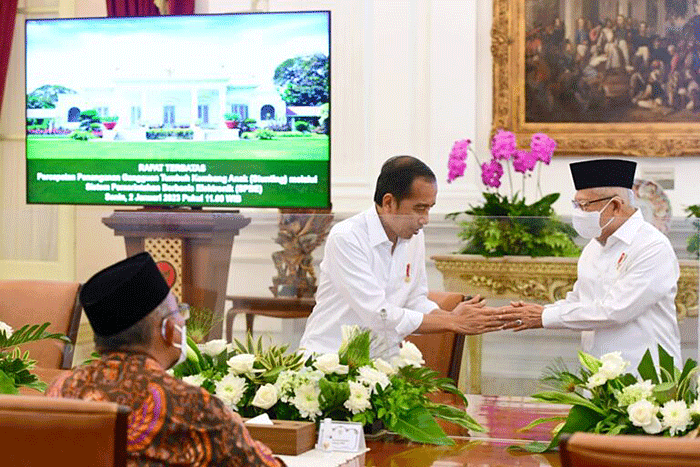 Presiden Jokowi saat memimpin rapat terbatas di Istana Merdeka, Jakarta, Senin (2/1/2023).
