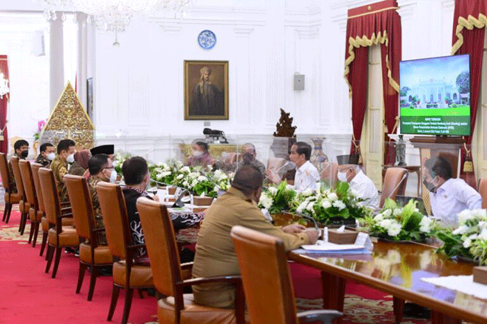 Presiden Jokowi saat memimpin rapat terbatas di Istana Merdeka, Jakarta, Senin (2/1/2023).