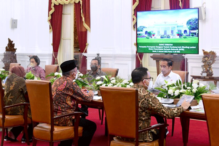 Presiden Jokowi saat memimpin rapat terbatas di Istana Merdeka, Jakarta, Senin (2/1/2023).