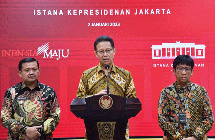 Presiden Jokowi saat memimpin rapat terbatas di Istana Merdeka, Jakarta, Senin (2/1/2023).
