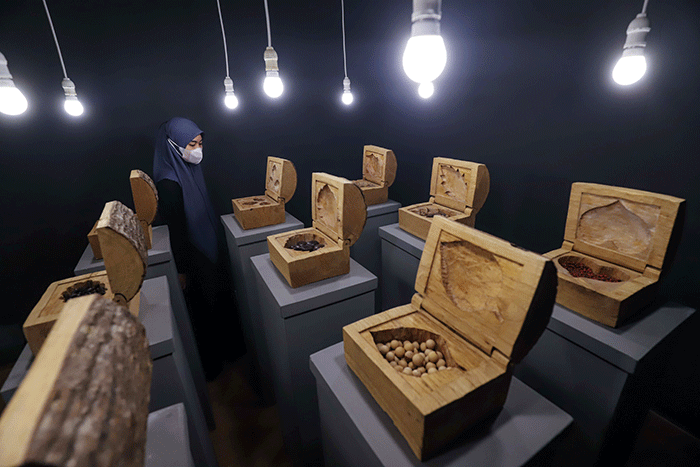 Pengunjung melihat karya yang ditampilkan dalam Pameran Tetap di Gedung B, Galeri Nasional Indonesia (GNI), Jakarta Pusat, Selasa (3/1/2023).