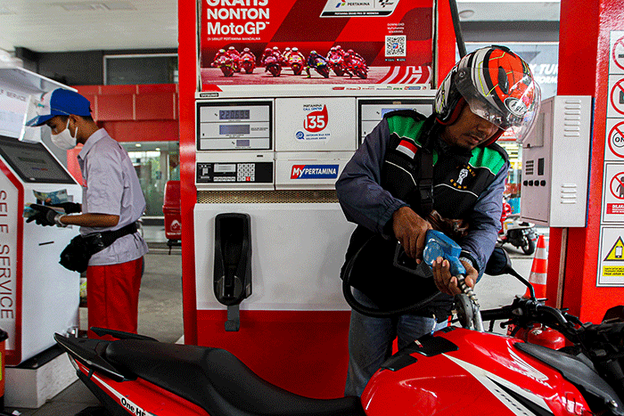 Petugas mengganti daftar harga Bahan Bakar Minyak di SPBU Pertamina MT.Haryono, Jakarta Selatan, Selasa (3/1/2022).