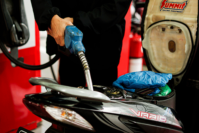 Petugas mengganti daftar harga Bahan Bakar Minyak di SPBU Pertamina MT.Haryono, Jakarta Selatan, Selasa (3/1/2022).