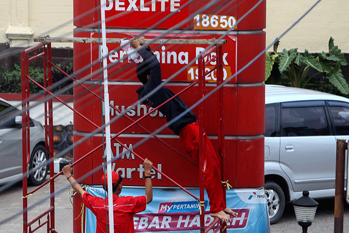 Petugas SPBU 24.301.118 Jalan Jenderal Sudirman KM 3,5 Palembang menganti daftar harga Bahan Bakar (BBM) non subsidi yang mengalami penurunan.