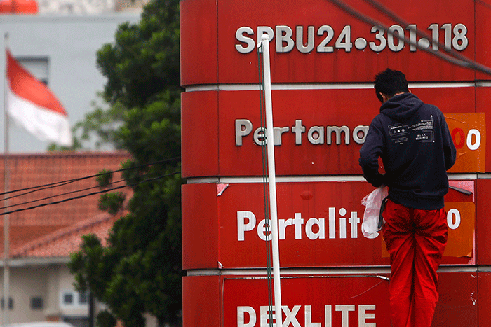 Petugas SPBU 24.301.118 Jalan Jenderal Sudirman KM 3,5 Palembang menganti daftar harga Bahan Bakar (BBM) non subsidi yang mengalami penurunan.