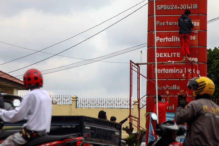 Petugas SPBU 24.301.118 Jalan Jenderal Sudirman KM 3,5 Palembang menganti daftar harga Bahan Bakar (BBM) non subsidi yang mengalami penurunan.