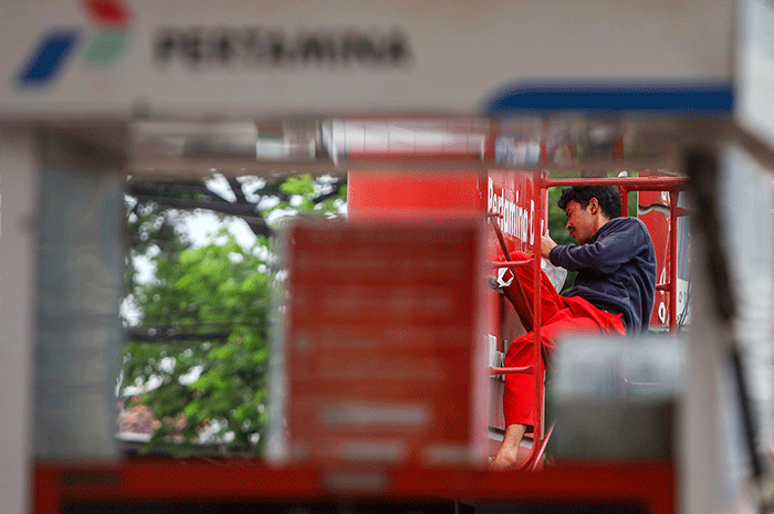 Petugas SPBU 24.301.118 Jalan Jenderal Sudirman KM 3,5 Palembang menganti daftar harga Bahan Bakar (BBM) non subsidi yang mengalami penurunan.