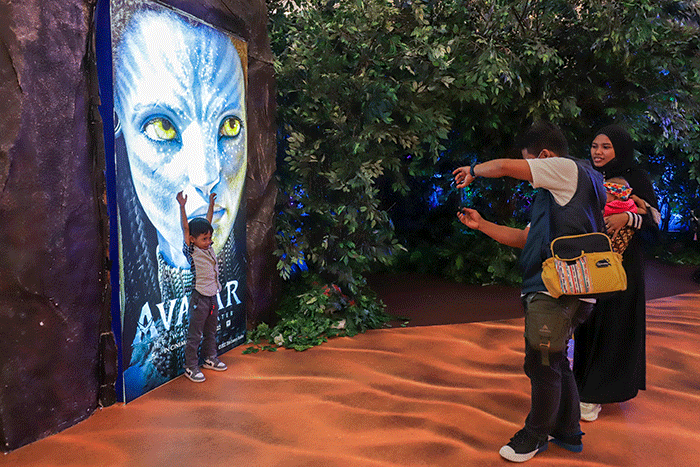 Pengunjung berfoto saat melihat pameran Avatar: Pandora Exeperience di Senayan City, Jakarta, Rabu (4/1/2023).
