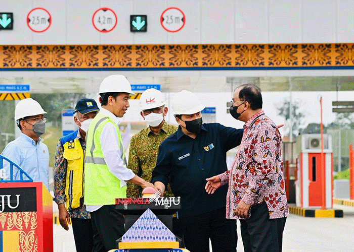Presiden Joko Widodo meresmikan ruas Jalan Tol Pekanbaru-Padang seksi Pekanbaru-Bangkinang di Gerbang Tol Bangkinang, Kabupaten Kampar, Provinsi Riau.
