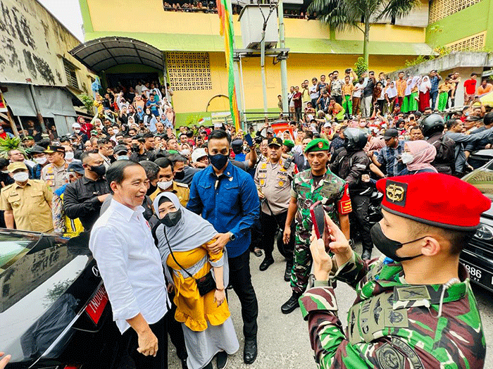 Presiden Joko Widodo melanjutkan kunjungan kerja di Provinsi Riau dengan meninjau aktivitas perdagangan di Pasar Bawah, Kota Pekanbaru, Rabu (4/1/2023).