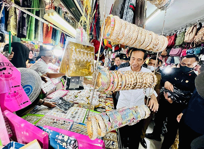 Presiden Joko Widodo melanjutkan kunjungan kerja di Provinsi Riau dengan meninjau aktivitas perdagangan di Pasar Bawah, Kota Pekanbaru, Rabu (4/1/2023).