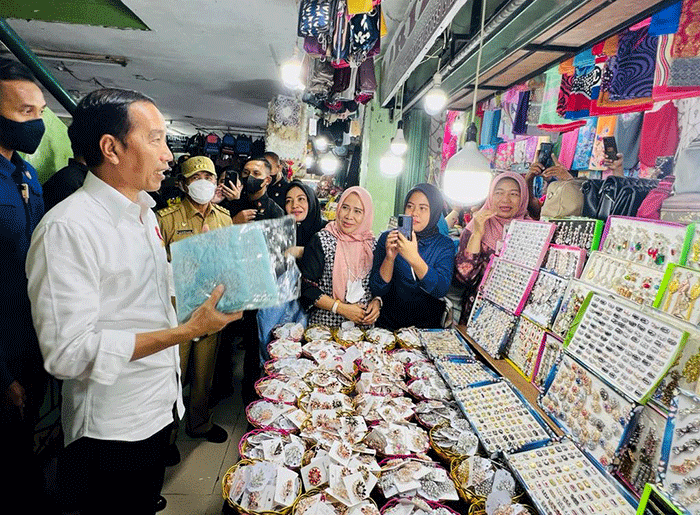 Presiden Joko Widodo melanjutkan kunjungan kerja di Provinsi Riau dengan meninjau aktivitas perdagangan di Pasar Bawah, Kota Pekanbaru, Rabu (4/1/2023).