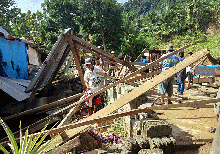 Sejumlah rumah warga Kabupaten Mamuju, Provinsi Sulawesi Barat, mengalami kerusakan akibat angin kencang.