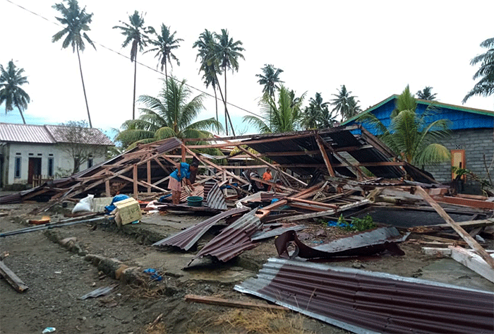 Sejumlah rumah warga Kabupaten Mamuju, Provinsi Sulawesi Barat, mengalami kerusakan akibat angin kencang.