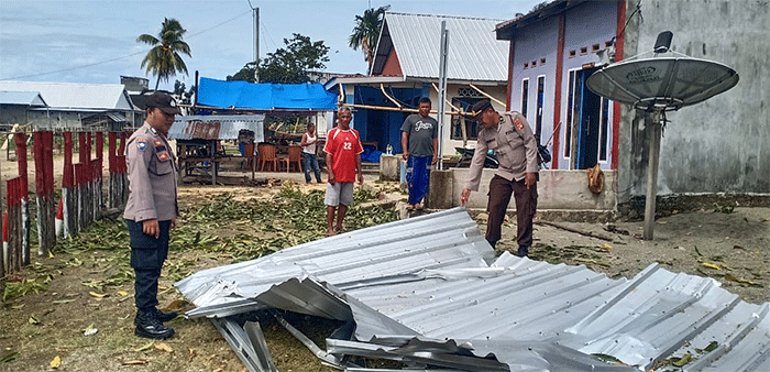 Sejumlah rumah warga Kabupaten Mamuju, Provinsi Sulawesi Barat, mengalami kerusakan akibat angin kencang.