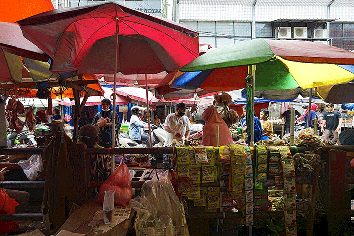 Suasana pedagang bahan pokok di Pasar Tradisional, Kebayoran Lama, Jakarta, Selasa (3/1/2023).