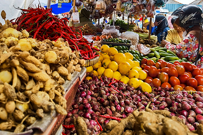 Suasana pedagang bahan pokok di Pasar Tradisional, Kebayoran Lama, Jakarta, Selasa (3/1/2023).