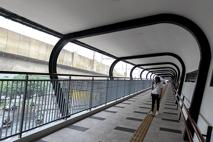 Warga melintasi jembatan layang di area Simpang Temu dan Plaza Transit Lebak Bulus, Jakarta, Rabu (4/1/2023). 