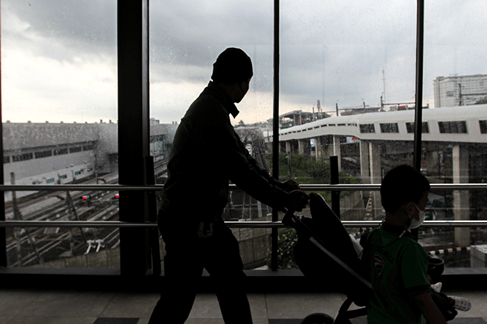 Warga melintasi jembatan layang di area Simpang Temu dan Plaza Transit Lebak Bulus, Jakarta, Rabu (4/1/2023). 
