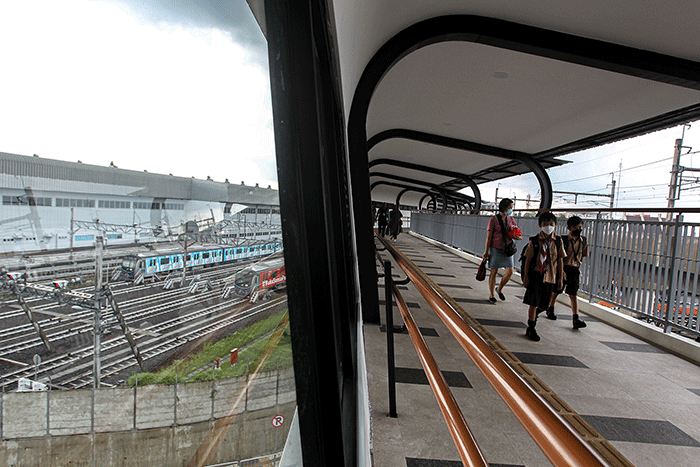 Warga melintasi jembatan layang di area Simpang Temu dan Plaza Transit Lebak Bulus, Jakarta, Rabu (4/1/2023). 