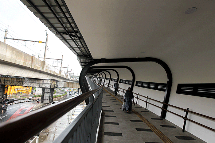 Warga melintasi jembatan layang di area Simpang Temu dan Plaza Transit Lebak Bulus, Jakarta, Rabu (4/1/2023). 