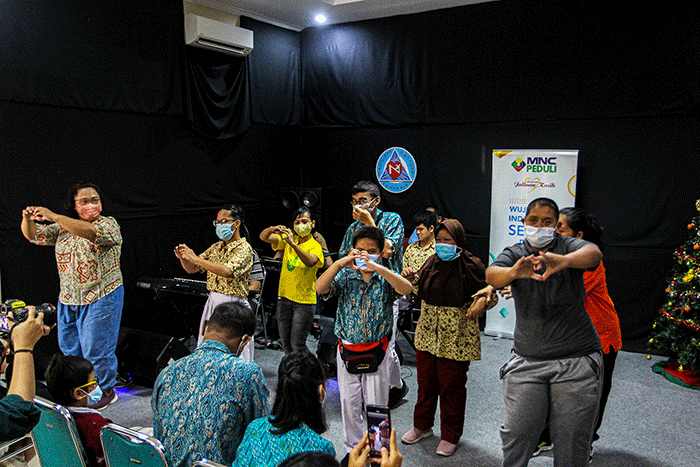 Head CSR of MNC Group Tengku Havid (tengah) berfoto bersama anak-anak penyandang tunaganda Yayasan Dwituna Rawinala, Kramat Jati, Jakarta Timur.