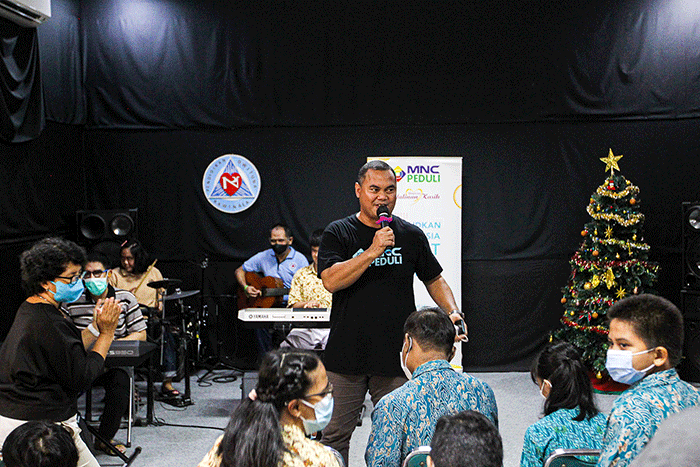 Head CSR of MNC Group Tengku Havid (tengah) berfoto bersama anak-anak penyandang tunaganda Yayasan Dwituna Rawinala, Kramat Jati, Jakarta Timur.