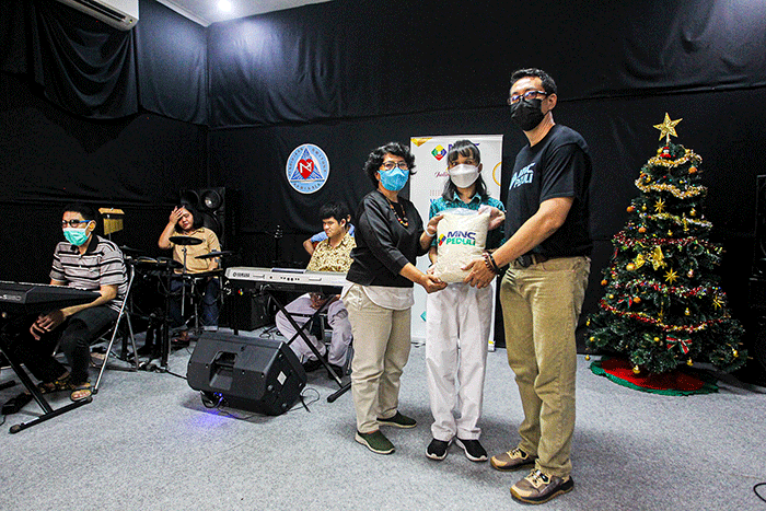 Head CSR of MNC Group Tengku Havid (tengah) berfoto bersama anak-anak penyandang tunaganda Yayasan Dwituna Rawinala, Kramat Jati, Jakarta Timur.