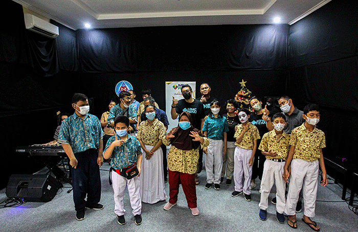 Head CSR of MNC Group Tengku Havid (tengah) berfoto bersama anak-anak penyandang tunaganda Yayasan Dwituna Rawinala, Kramat Jati, Jakarta Timur.