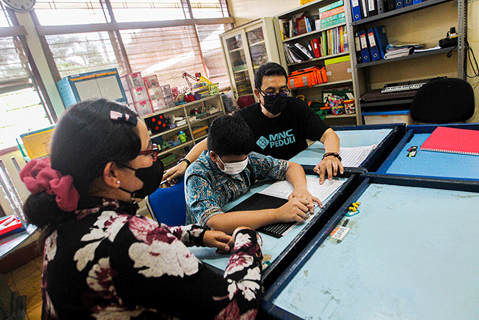 Head CSR of MNC Group Tengku Havid (tengah) berfoto bersama anak-anak penyandang tunaganda Yayasan Dwituna Rawinala, Kramat Jati, Jakarta Timur.