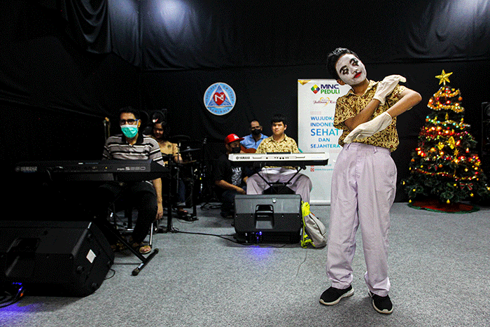 Head CSR of MNC Group Tengku Havid (tengah) berfoto bersama anak-anak penyandang tunaganda Yayasan Dwituna Rawinala, Kramat Jati, Jakarta Timur.