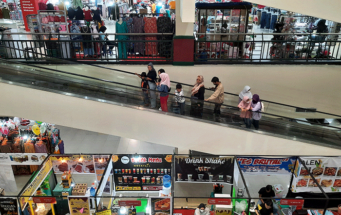 Suasana pengunjung di Mal Panakukang, Makassar, Kamis (5/1/2023).