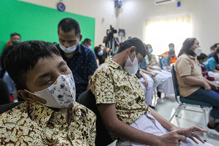 Seorang guru saat mengajar anak penyandang tunaganda di Yayasan Pendidikan Dwituna Rawinala, Jakarta Timur, Kamis (5/1/2023).