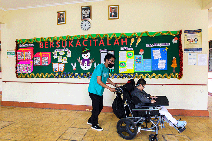 Seorang guru saat mengajar anak penyandang tunaganda di Yayasan Pendidikan Dwituna Rawinala, Jakarta Timur, Kamis (5/1/2023).