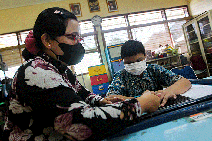 Seorang guru saat mengajar anak penyandang tunaganda di Yayasan Pendidikan Dwituna Rawinala, Jakarta Timur, Kamis (5/1/2023).