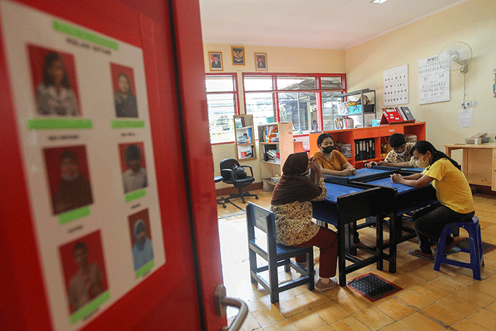 Seorang guru saat mengajar anak penyandang tunaganda di Yayasan Pendidikan Dwituna Rawinala, Jakarta Timur, Kamis (5/1/2023).