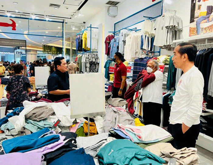 Presiden Joko Widodo menyempatkan diri untuk menyapa warga Kota Pekanbaru di Mal Living World yang berada di Jalan Soekarno Hatta, Kota Pekanbaru.