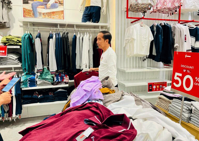 Presiden Joko Widodo menyempatkan diri untuk menyapa warga Kota Pekanbaru di Mal Living World yang berada di Jalan Soekarno Hatta, Kota Pekanbaru.