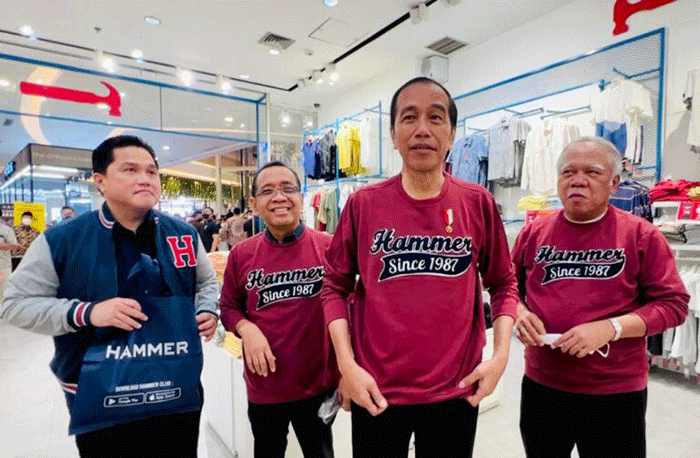 Presiden Joko Widodo menyempatkan diri untuk menyapa warga Kota Pekanbaru di Mal Living World yang berada di Jalan Soekarno Hatta, Kota Pekanbaru.