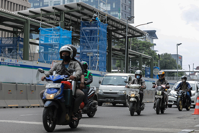 Pekerja menyelesaikan pembangunan Halte Transjakarta di kawasan Jalan Gajah Mada, Jakarta Pusat, Kamis (5/1/2023).