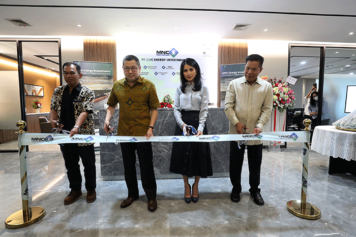Executive Chairman MNC Group Hary Tanoesoedibjo (kedua kiri) meresmikan Head Office PT MNC Energy Investments Tbk di MNC Tower Kebon Sirih, Jakarta.