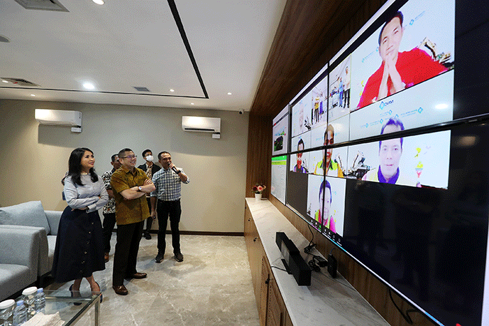 Executive Chairman MNC Group Hary Tanoesoedibjo (kedua kiri) meresmikan Head Office PT MNC Energy Investments Tbk di MNC Tower Kebon Sirih, Jakarta.