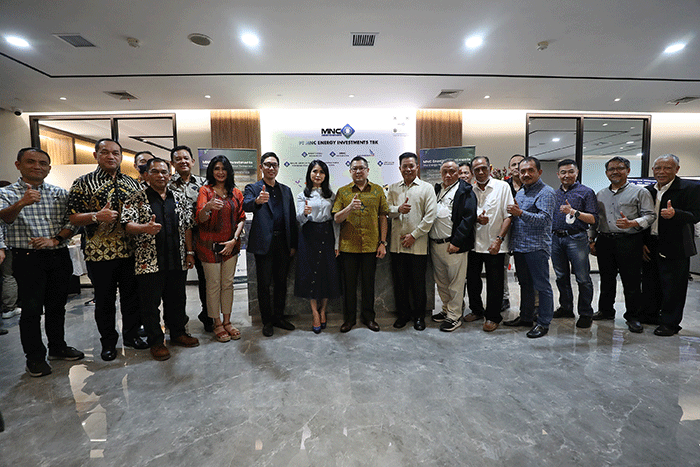 Executive Chairman MNC Group Hary Tanoesoedibjo (kedua kiri) meresmikan Head Office PT MNC Energy Investments Tbk di MNC Tower Kebon Sirih, Jakarta.