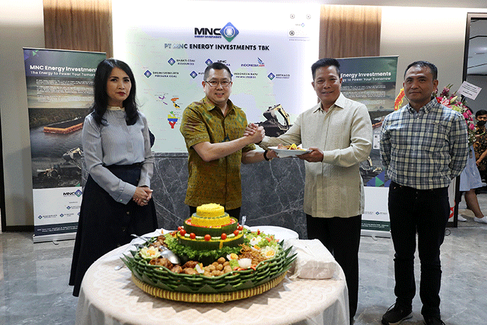 Executive Chairman MNC Group Hary Tanoesoedibjo (kedua kiri) meresmikan Head Office PT MNC Energy Investments Tbk di MNC Tower Kebon Sirih, Jakarta.