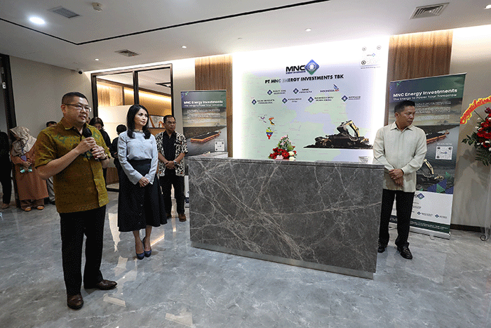 Executive Chairman MNC Group Hary Tanoesoedibjo (kedua kiri) meresmikan Head Office PT MNC Energy Investments Tbk di MNC Tower Kebon Sirih, Jakarta.