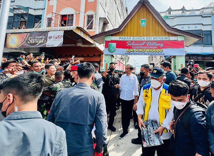 Presiden Joko Widodo meninjau aktivitas perekonomian di Pasar Bunda Sri Mersing, Kota Dumai, Kamis (5/1/2023).
