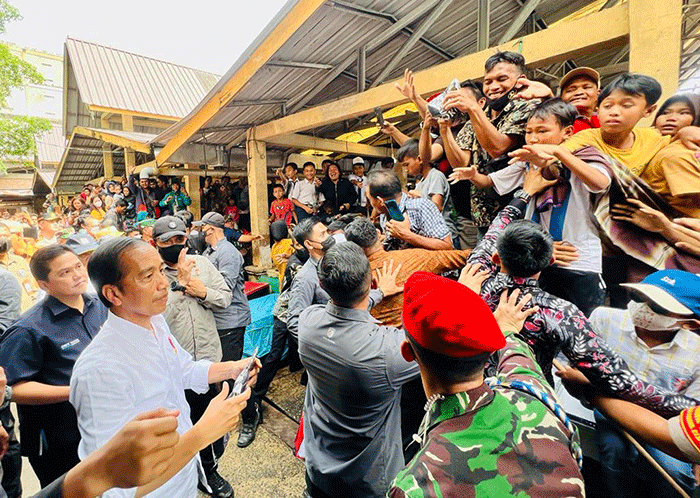Presiden Joko Widodo meninjau aktivitas perekonomian di Pasar Bunda Sri Mersing, Kota Dumai, Kamis (5/1/2023).