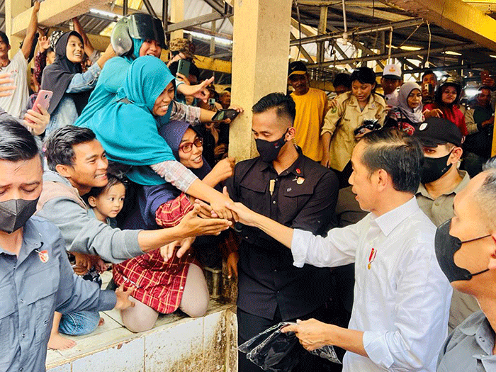 Presiden Joko Widodo meninjau aktivitas perekonomian di Pasar Bunda Sri Mersing, Kota Dumai, Kamis (5/1/2023).